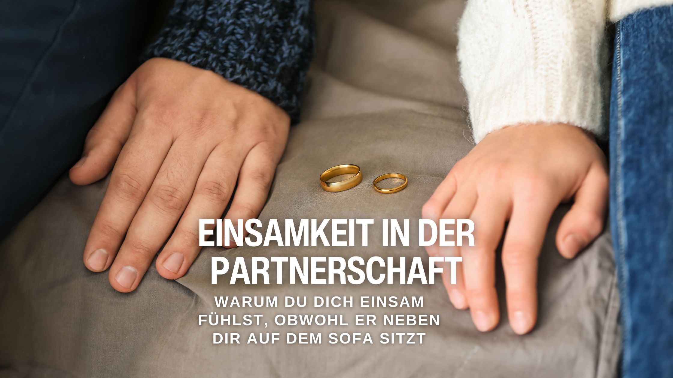 Zwei Hände auf einem Sofa und in deren Mitte einsam die Eheringe – Hilfe bei emotionaler Distanz.